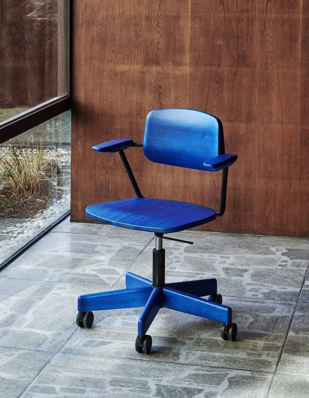 giroflex 150 in Indigo Blue finish