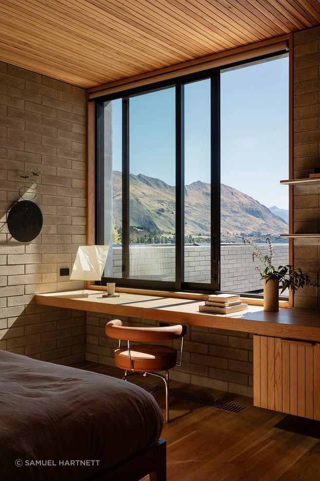 06Wanaka-SKI-HouseBedroom-01-DeskSam-Hartnett06.jpg