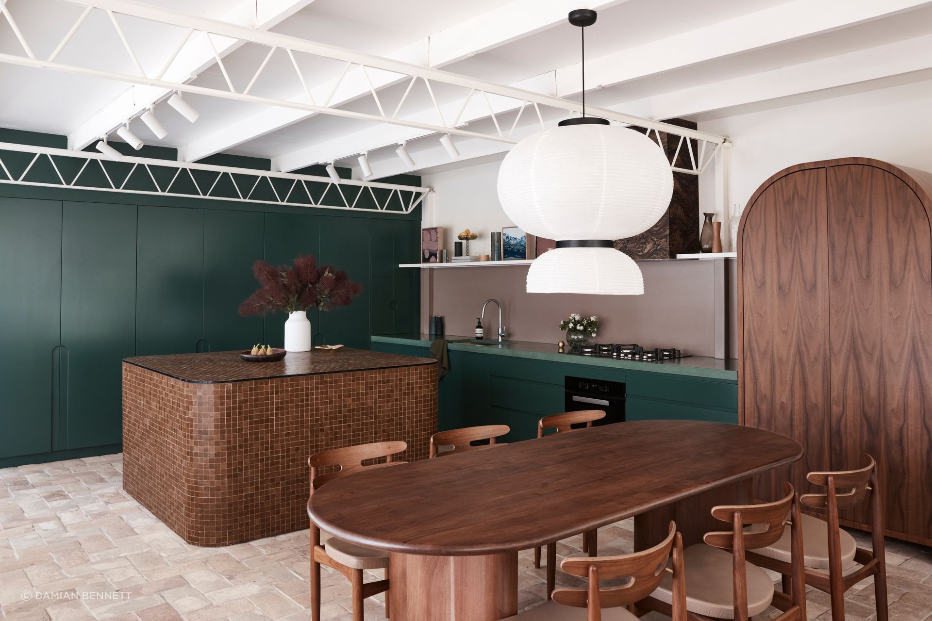 Drawing upon the site’s architectural period and surrounding bushland, Wahroonga House is an example of mid-century modern design, referencing the warmth and playfulness of Palm Springs balanced with a laid-back sense of sophistication.