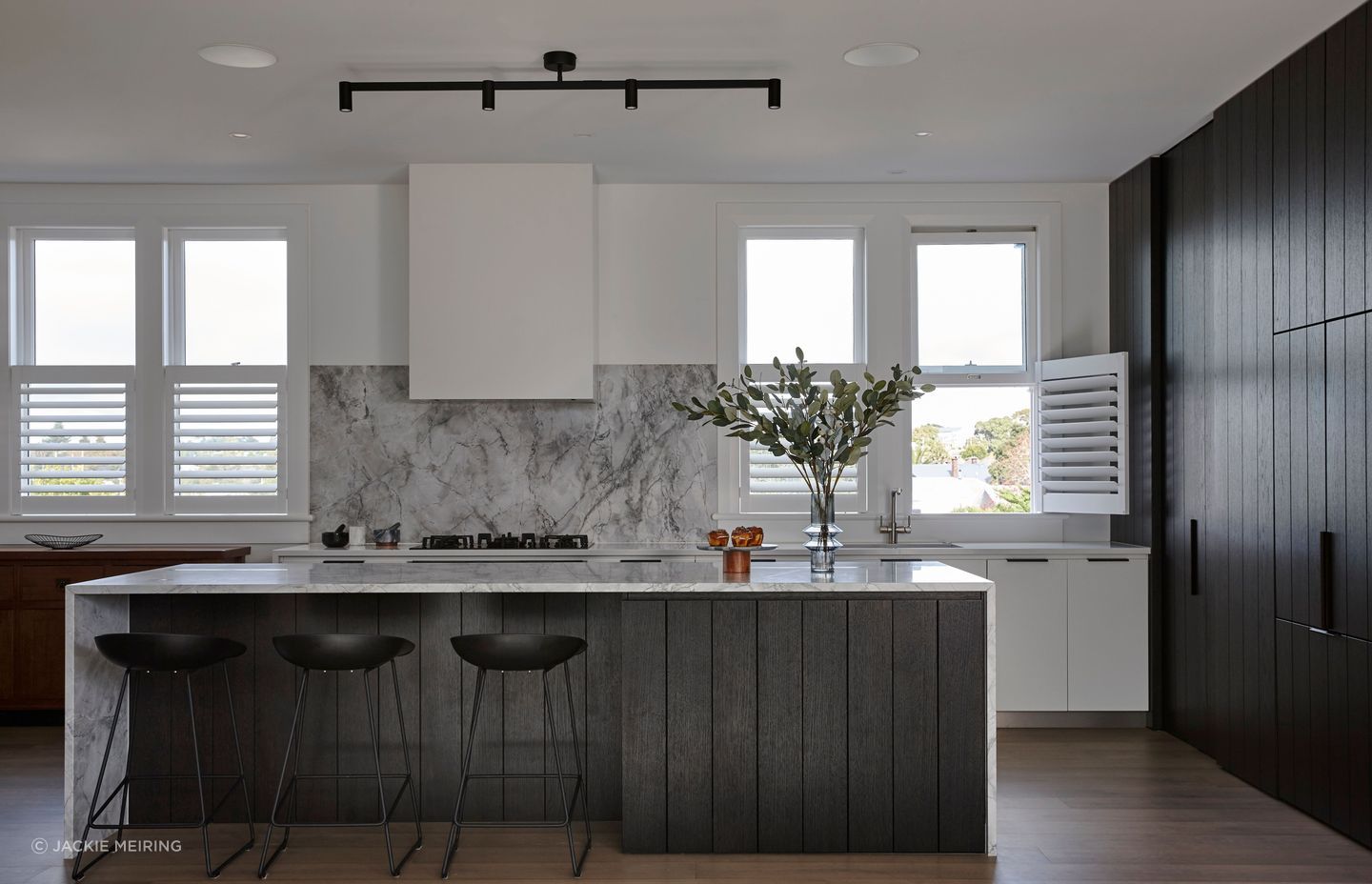 Internally, the Northcote Point bungalow is finished in a palette of natural stone, black steel detailing, bright white walls with rich stone and timber flooring to add warmth.