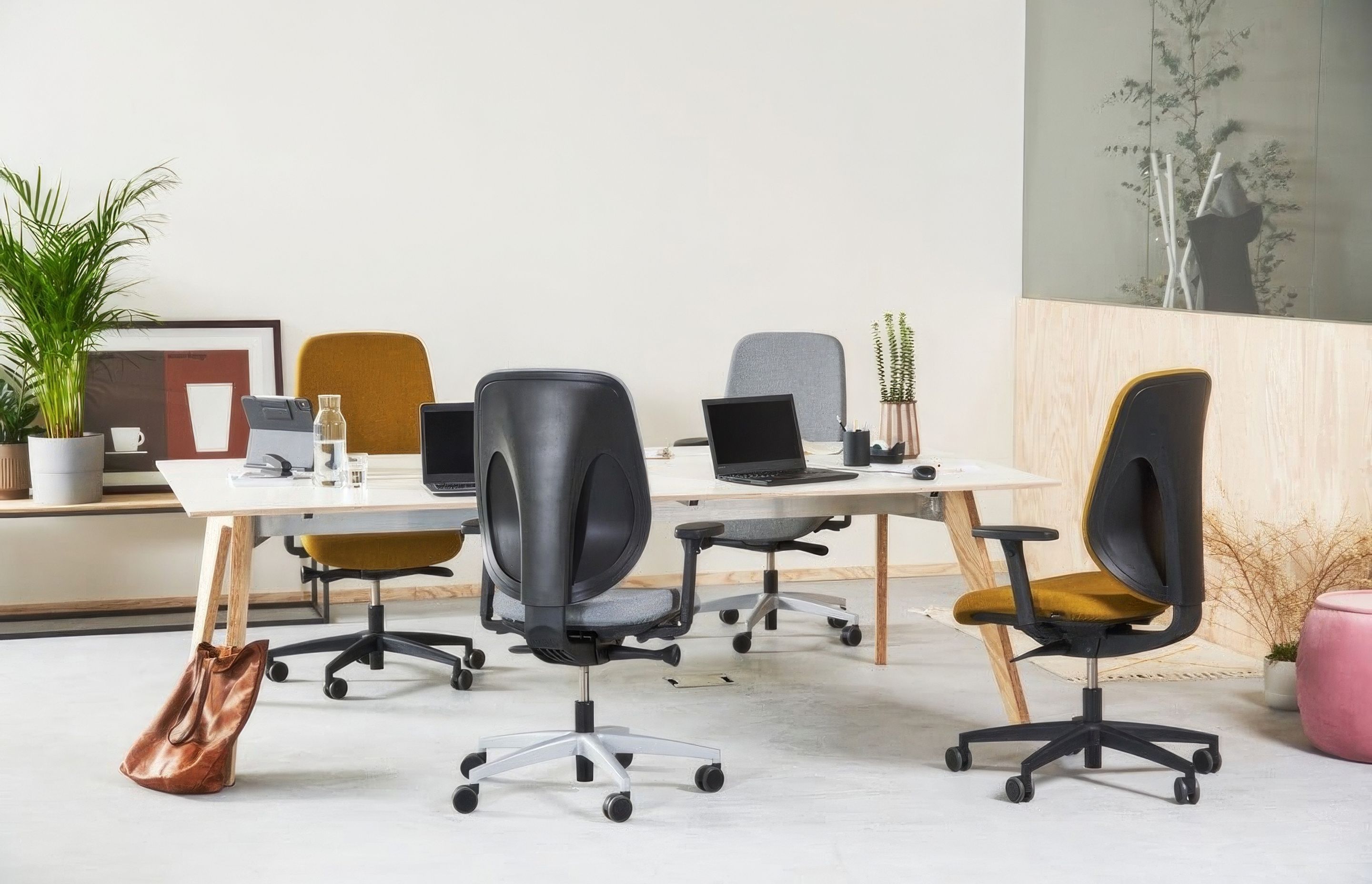 Giroflex chairs and Cradle 2 Cradle Certified, including a circular design philosophy and buy-back schemes in several nations. Featured chairs: giroflex 353