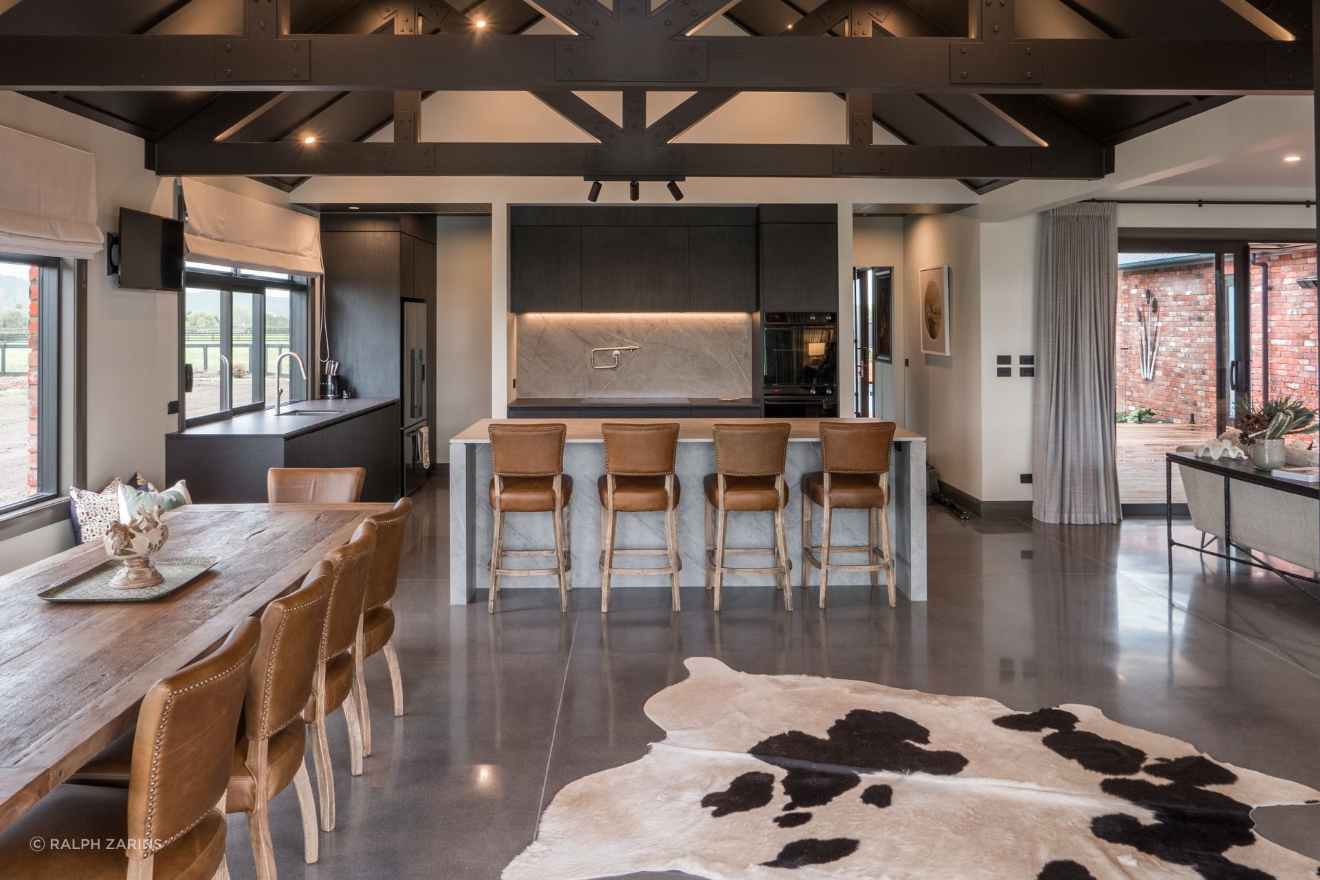 Natural products, such as exposed wood or concrete, are long-lasting and harmonise with the landscape, providing a timeless design that can evolve with the times.
