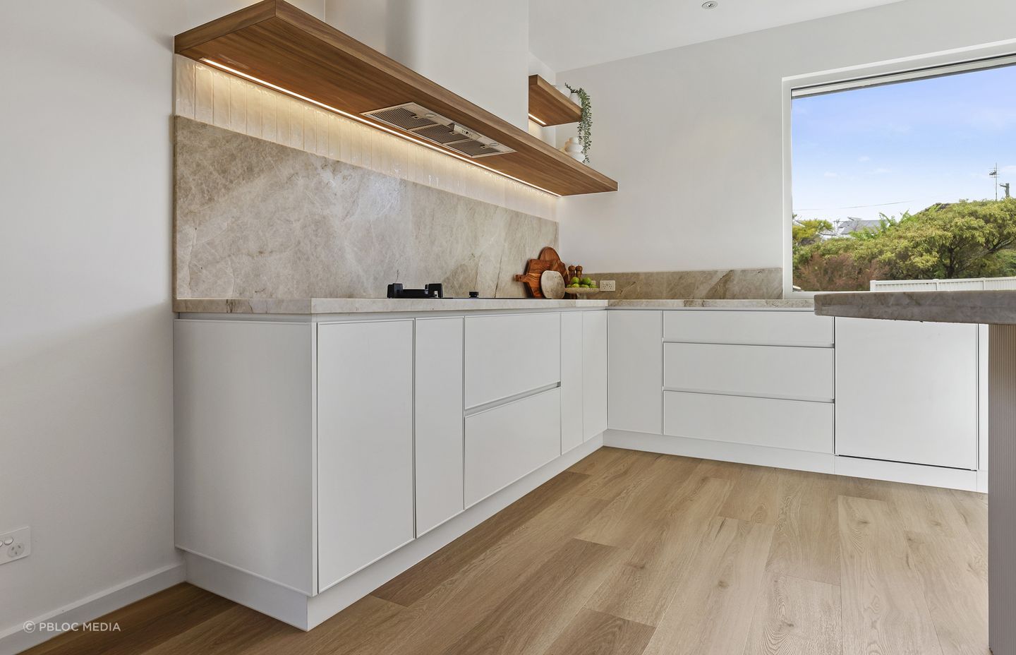 Project by Hallam Kitchens & Mitchwell Group featuring the Schweigen UM1170-9S Silent Undermount Rangehood. Photography by PBloc Media. Source publication: Kitchen & Bathrooms Magazine.
