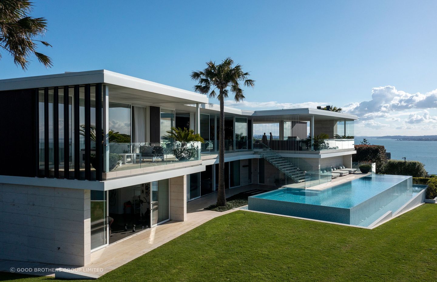 Its clean lines, futuristic design, spacious levels, indoor-outdoor flow, perched up high, with 360° views over the harbour, The Cliff Top House by Good Brothers Group Limited is a prime example of a good architect and builder working together