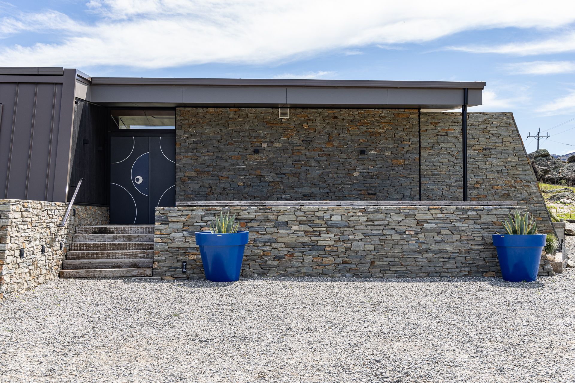 Different footing sizes were used in this project. Achieving a seamless finish requires careful consideration from both the designer and the stonemason, but by working collaboratively, this can be successfully achieved.