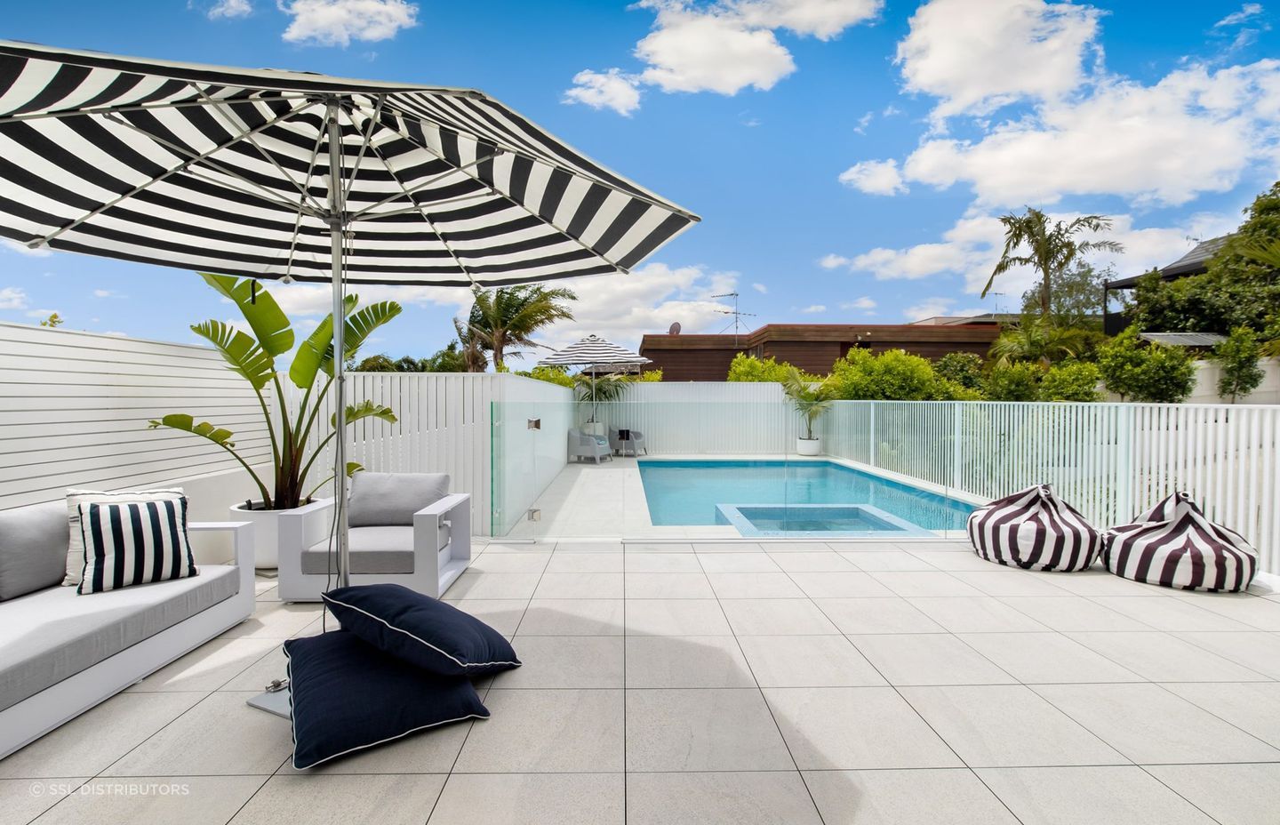 CMP Porcelain White Sands Tiles look fantastic used in combination with black grouting.