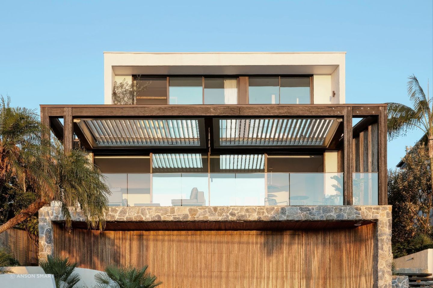 Kefi House, by Cadence & Co, takes full advantage of the quintessential Sydney lifestyle: enjoying prized Harbour views; a sense of relaxed luxury imbued throughout flexible living and entertainment spaces.