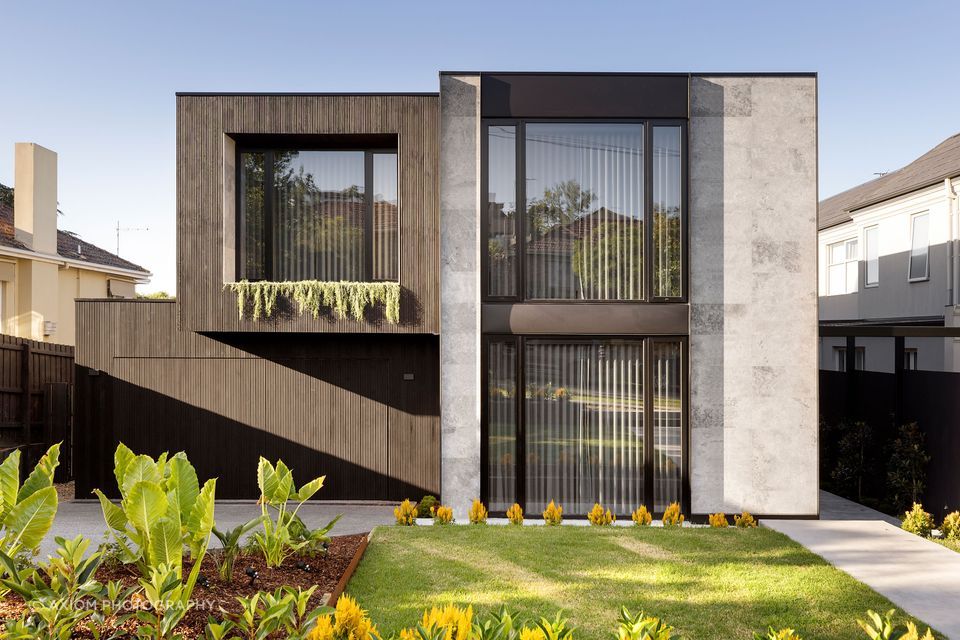 A contemporary home personified by sophisticated material finishes in Corby House by R ARCHITECTURE. | Photography: Axiom Photography