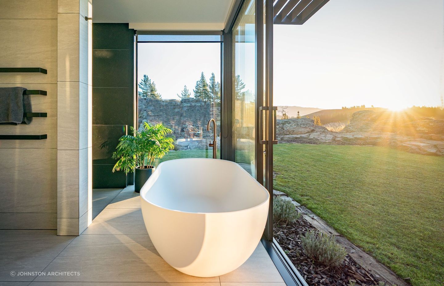 Sliding doors allow the crisp alpine air to breeze through the exquisite bathroom of the Earnscleugh Ridge Retreat — Photography: Larkin Photography