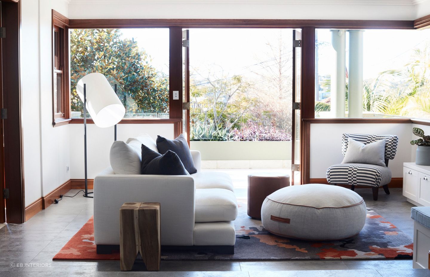 A transitional rug adding a spark of colour to this living space.