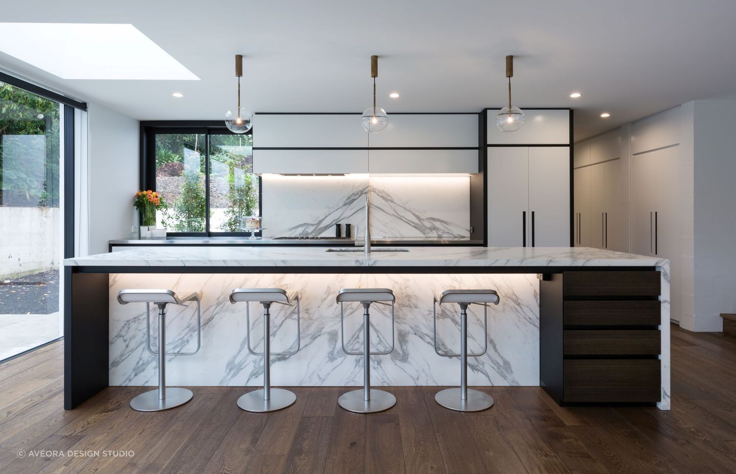 A 1970's kitchen renovation using a divine approach to its use of marble through kitchen island and splashback — Photography: Mark Scowen Photography