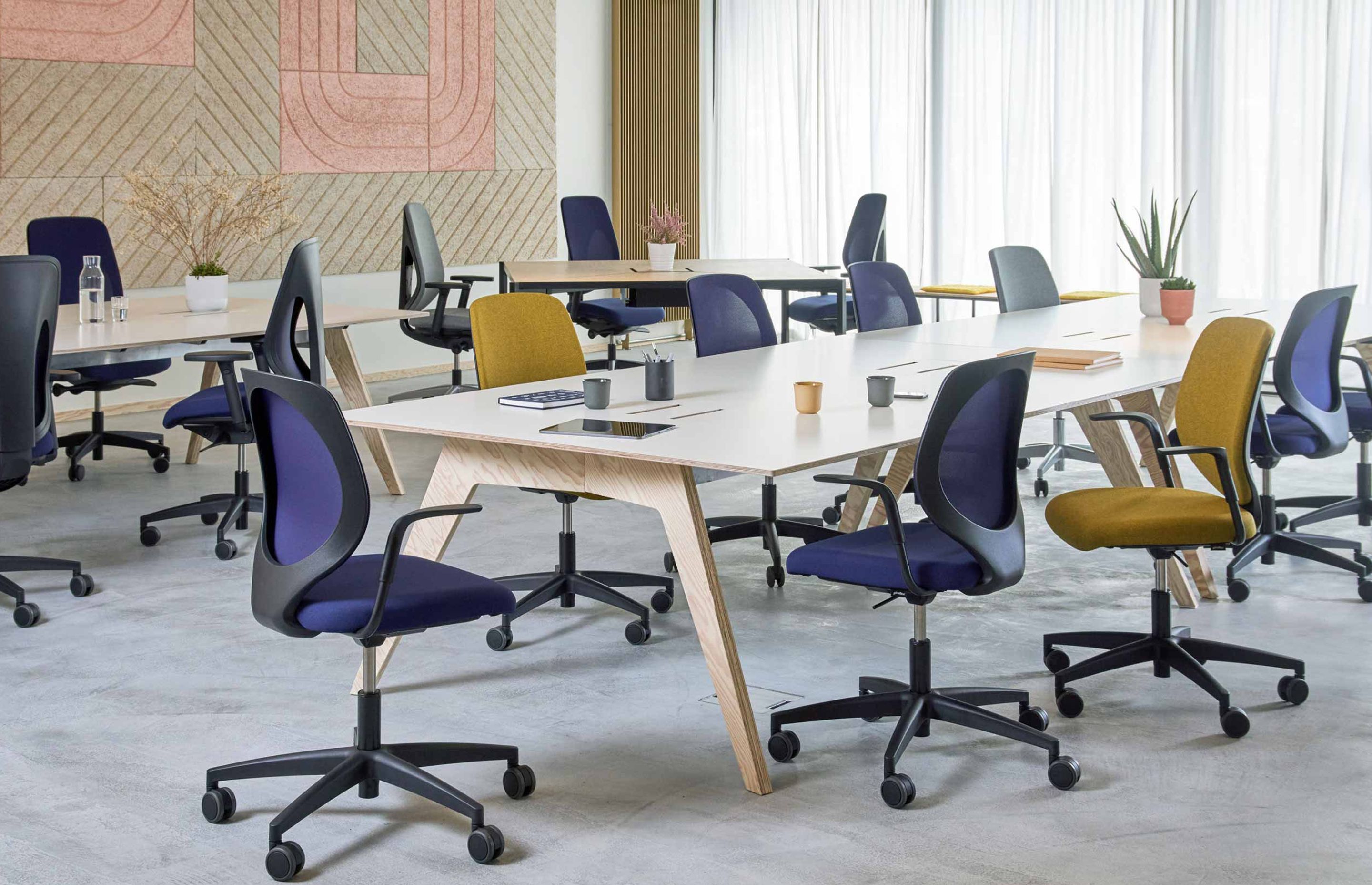 Light, dynamic workplace with colourful walls and giroflex 353 Chairs