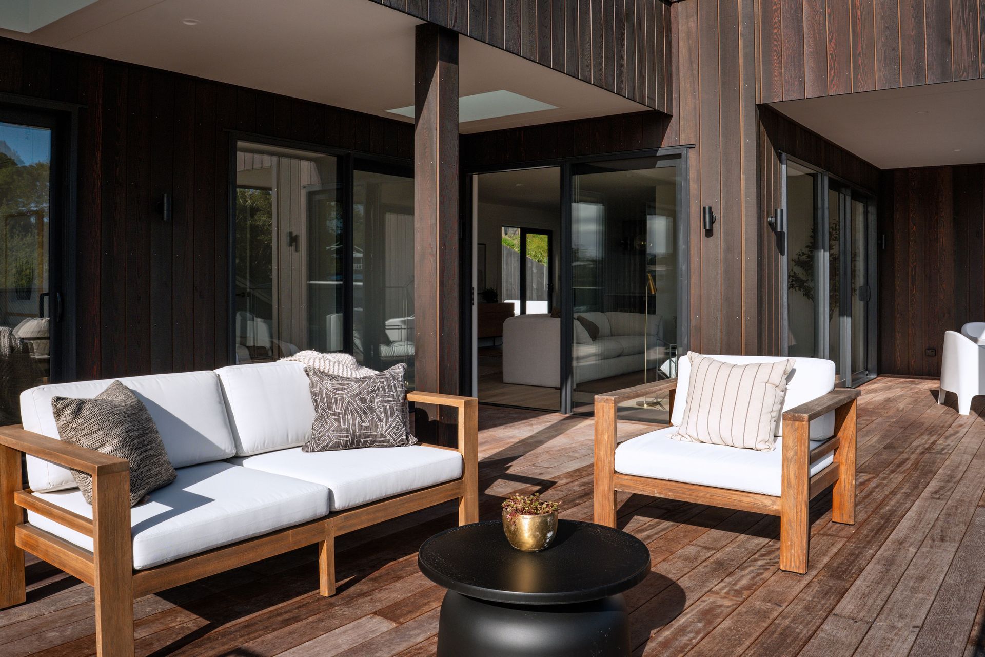 Havelock North Construction created the ultimate outdoor living space in this Hawke's Bay new build, seamlessly integrating interior and exterior spaces.