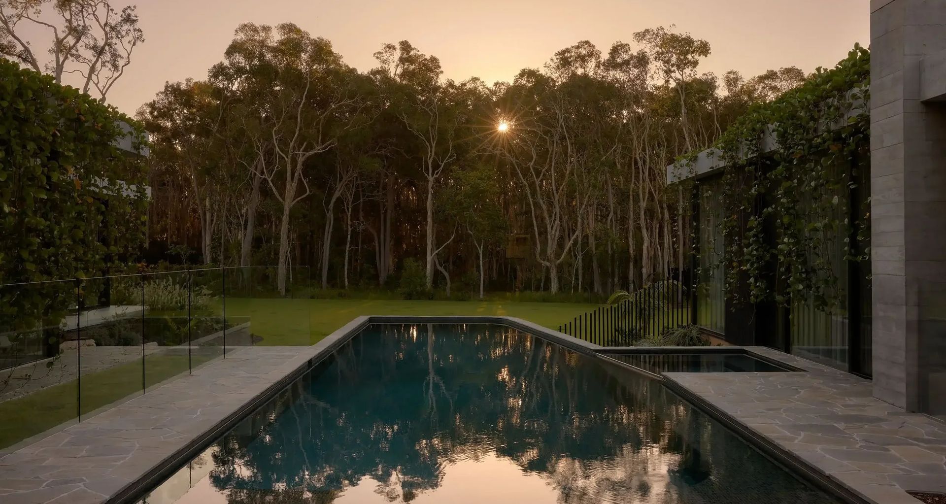 This home by Hive Architecture elevates the beauty of the bushland site and enhances the homeowners' wellbeing through a seamless connection with nature. Image credit: Brock Beazley.