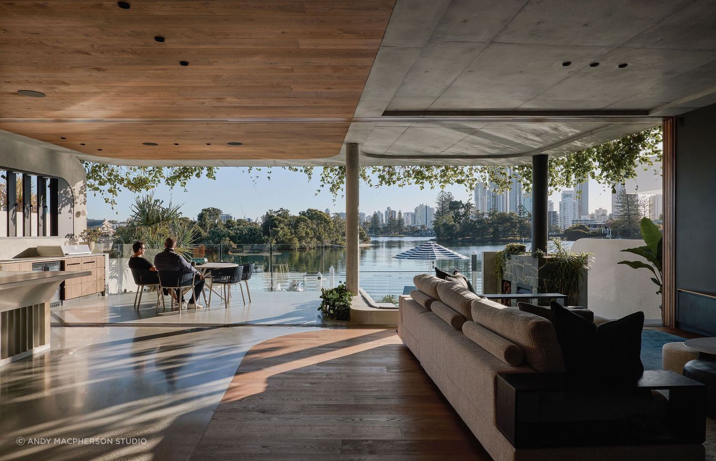 A canopy of planting hanging down from the roofline gives a sense of being directly in nature. Photography: Andy Macpherson Studio
