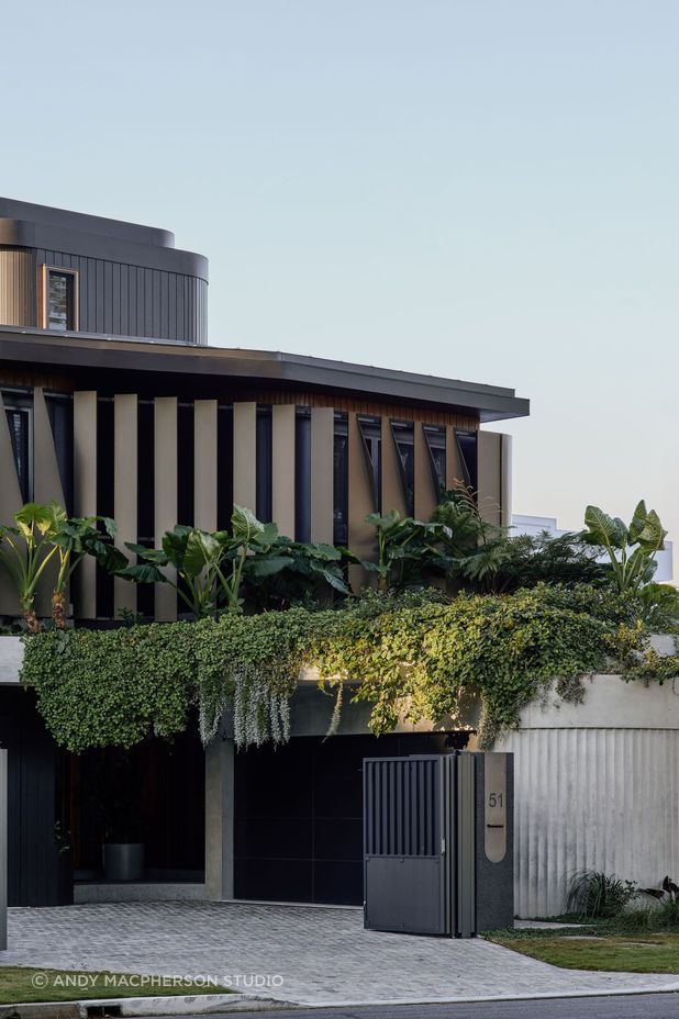 Integrating architecture with planting blurs the boundaries between the built environment and nature. Photography: Andy Macpherson Studio