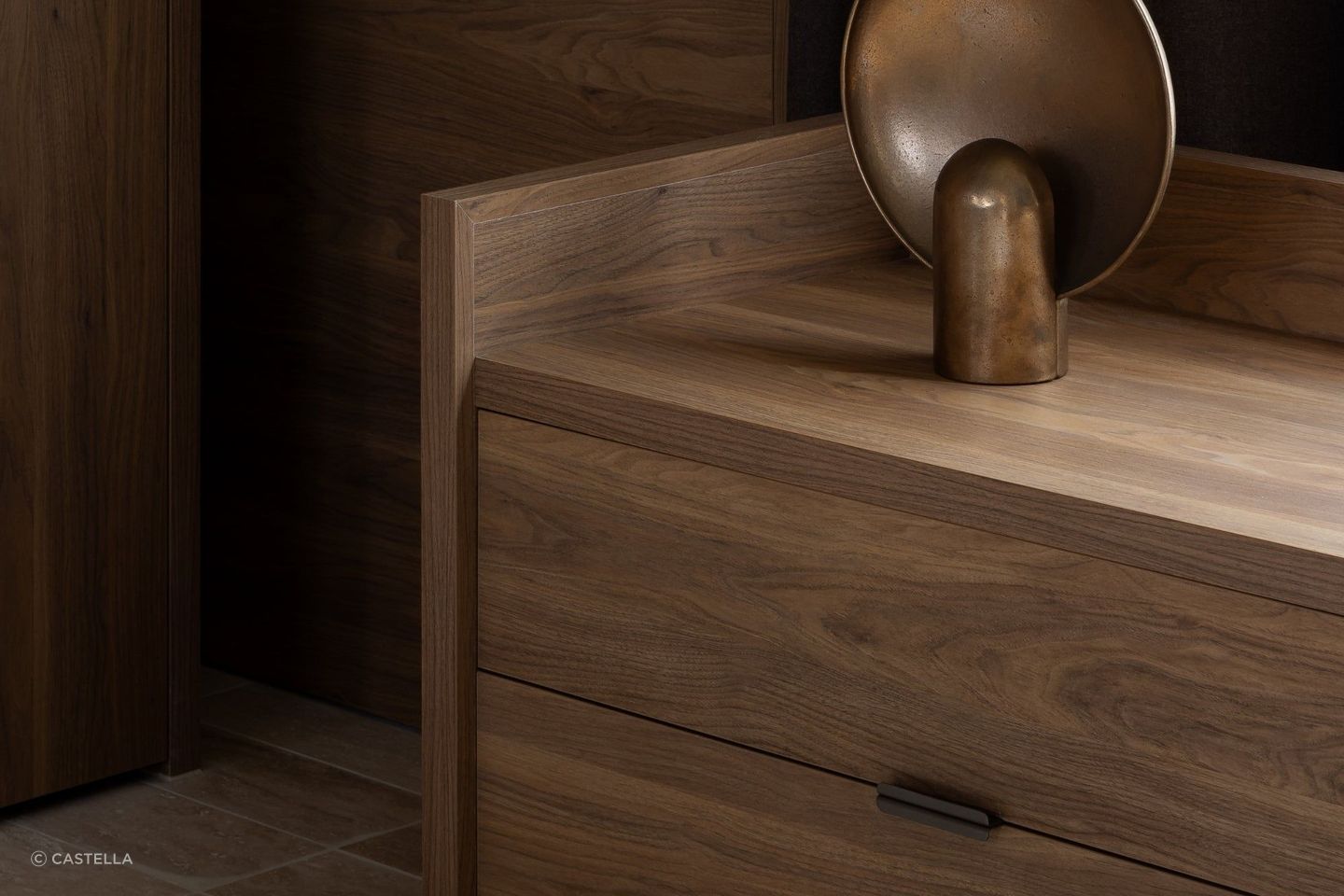 Ledge in Bronze
