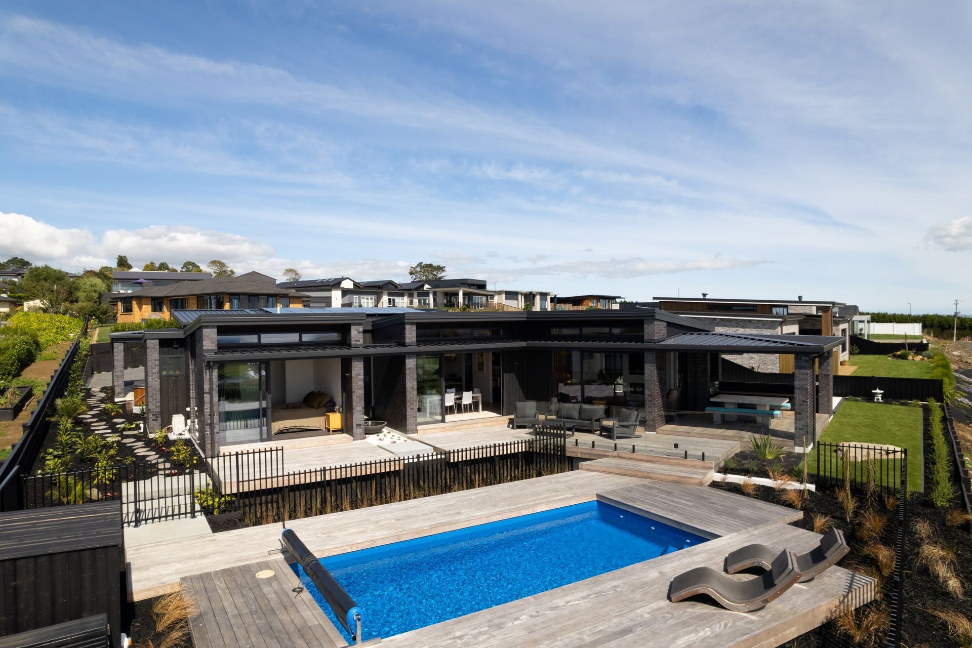 Depth and dynamism with this multi-level deck in Pukekohe. | Photography: Craig Butland Photography