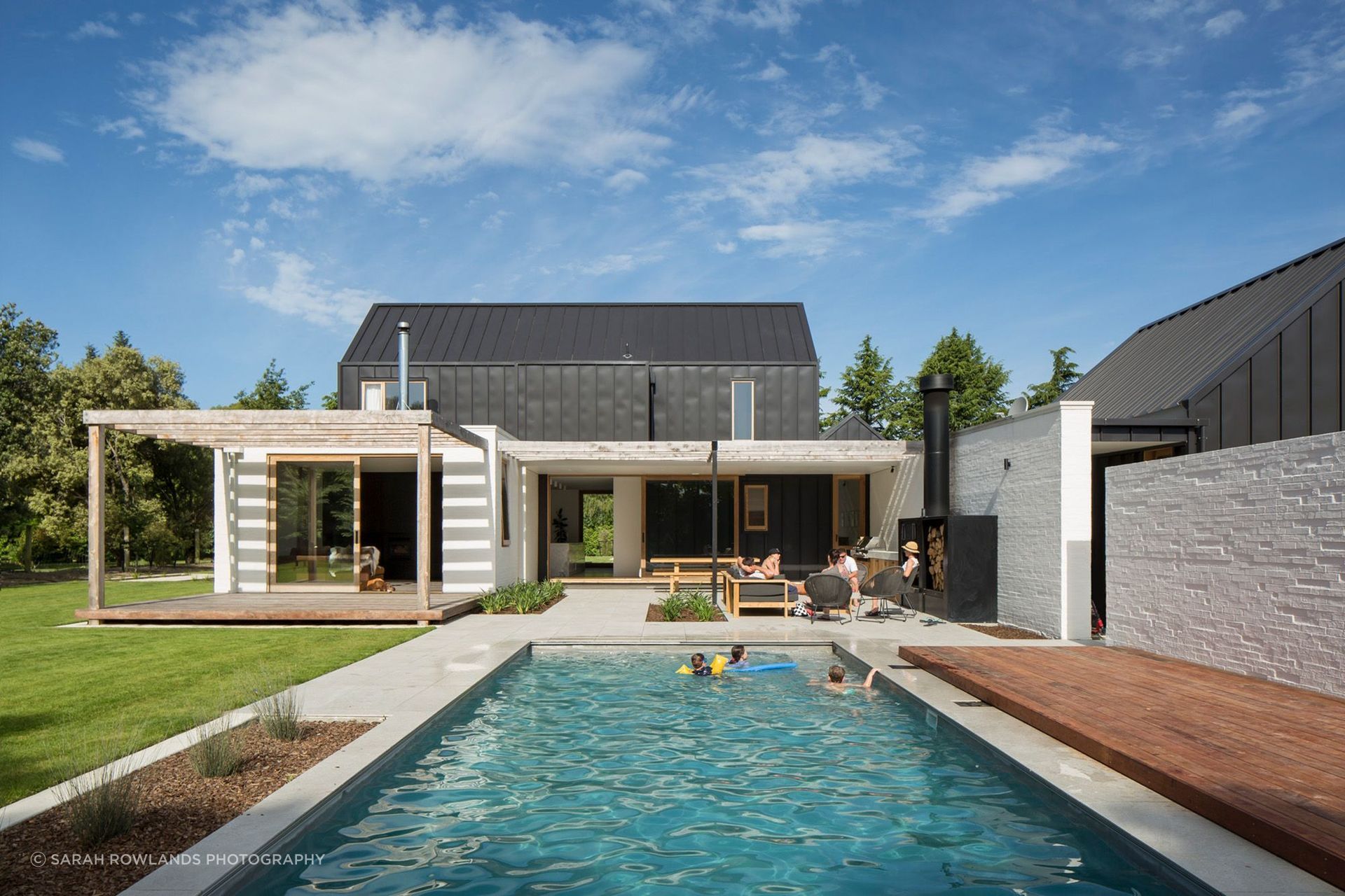 Another beautiful example of complementary hardscaping materials working together seamlessly with this exquisite home in Springlands. | Photogrpahy: Sarah Rowlands Photography