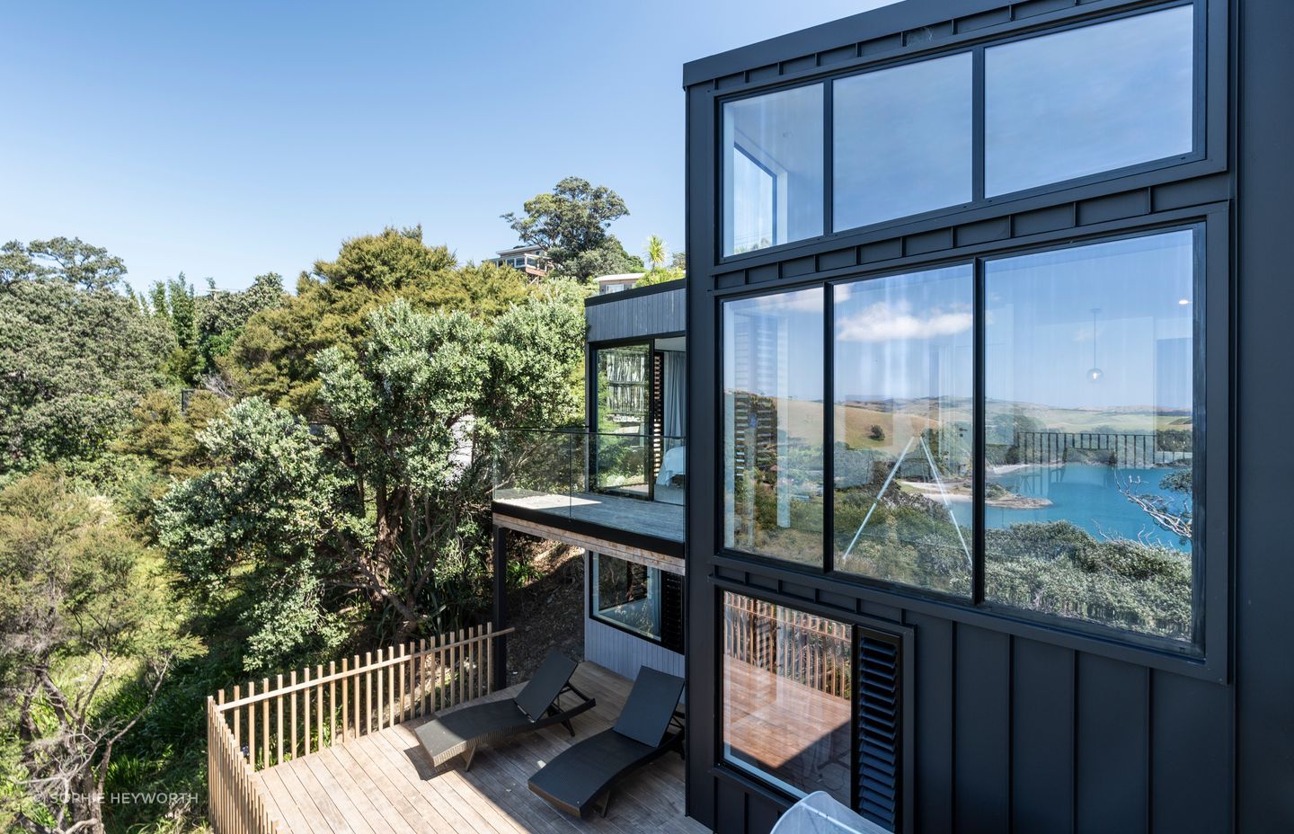 Overlooking Pie Melon Bay, this Waiheke home was a fantastic collaboration between clients and Box.