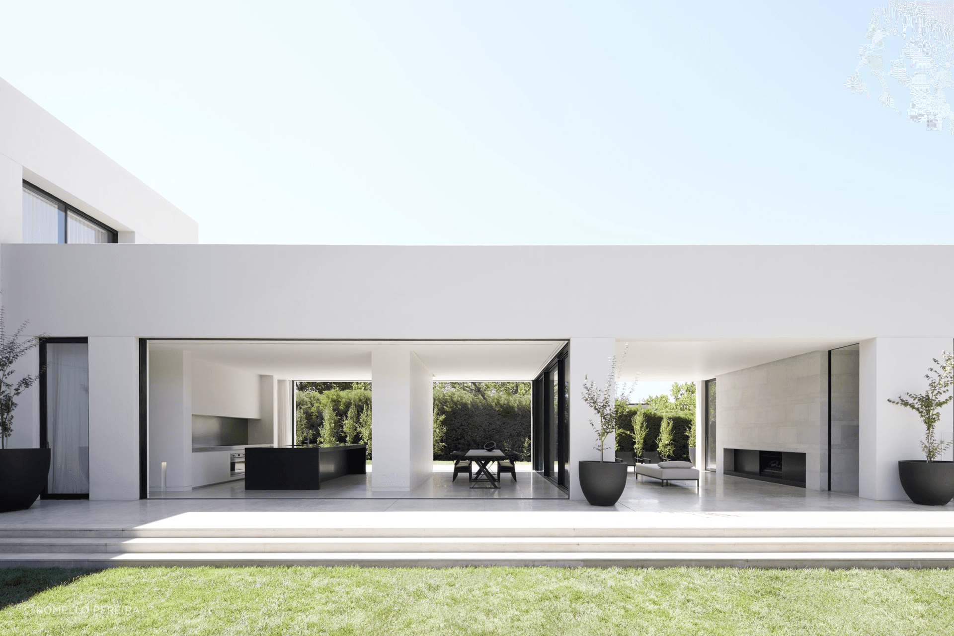 A graphically simple composition, Red Hill House has been designed by Mathieson Architects with a singular approach to architecture, interiors and landscape.