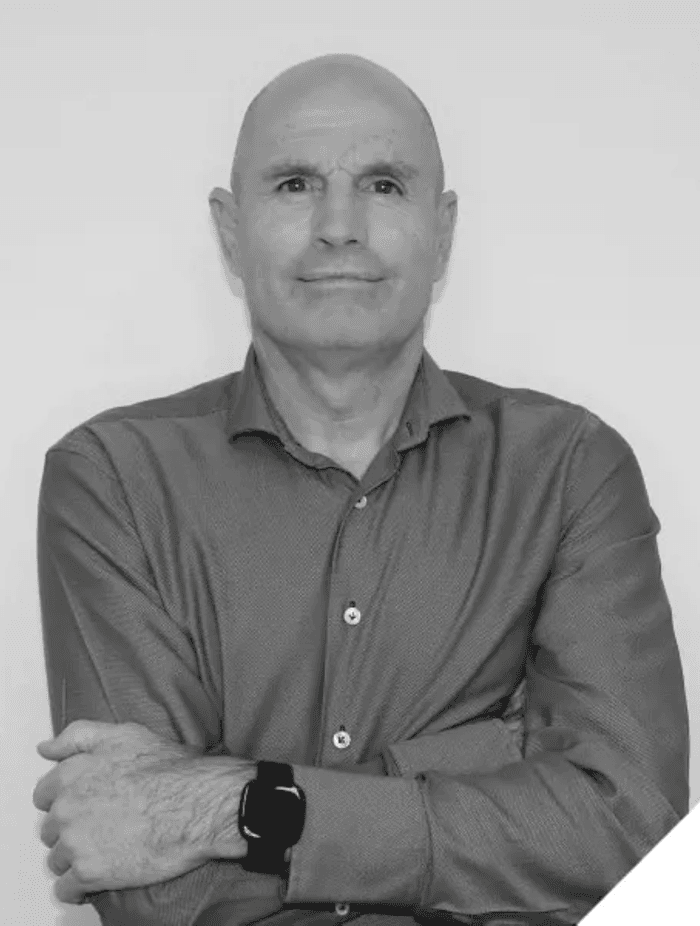 Simon Blincoe leads the Dulux National Specification team, with over 40 years of experience in property, construction, sales, technical and specification.