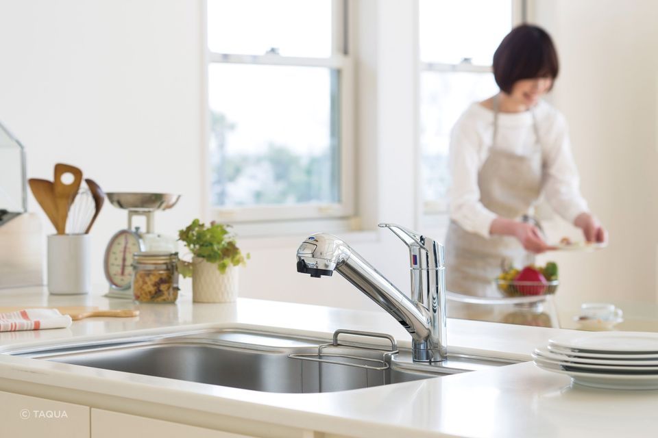 The Taqua T-1 mixer tap features an activated carbon and ion exchanger, eliminating unpleasant odours including chlorine and mould.