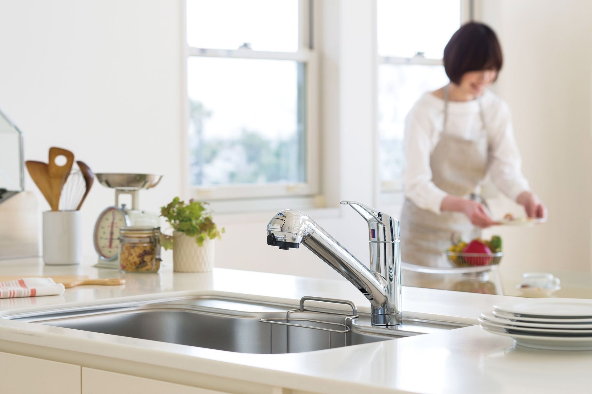 The Taqua T-1 mixer tap features an activated carbon and ion exchanger, eliminating unpleasant odours including chlorine and mould.