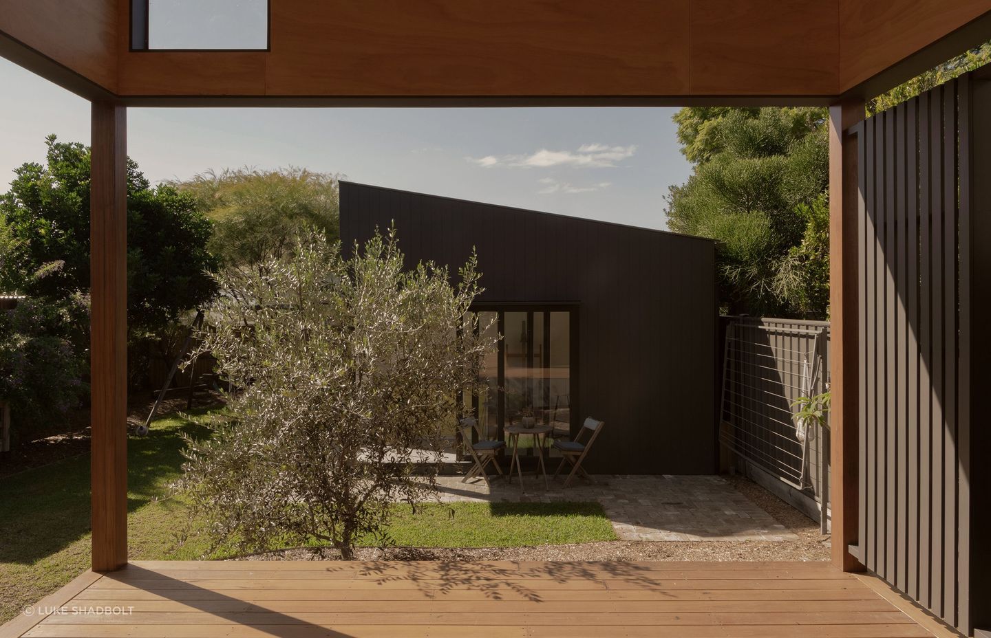 A recent renovation by Lou Projects, the award-winning Lurline House features a new kitchen and living area, which seamlessly connects to a spacious undercover deck.