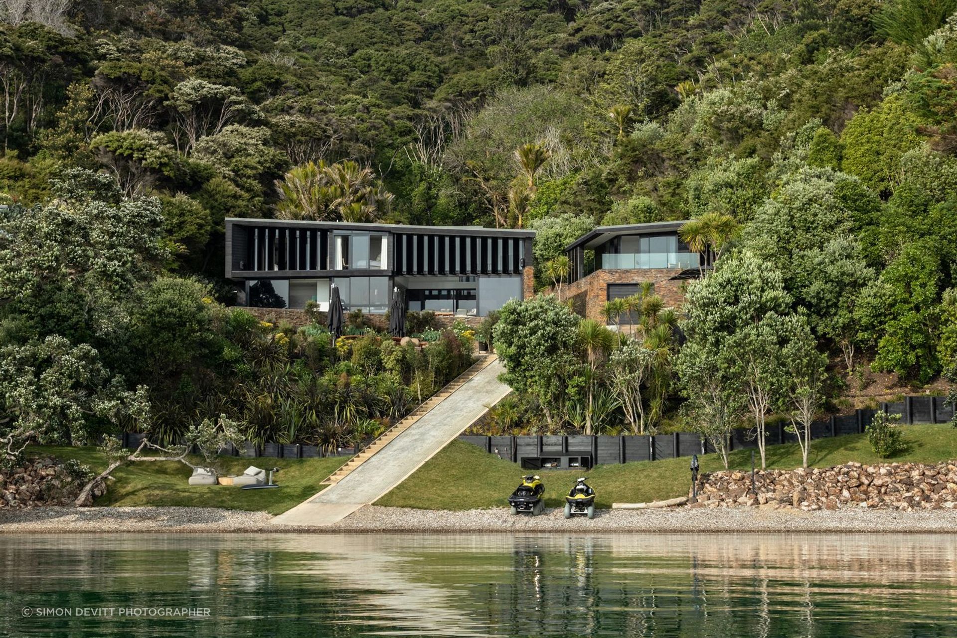 At Waikopua Bay, the idea of a family bach is refined into a more sophisticated coastal home, where living spaces, landscape and outdoor rituals are carefully brought into alignment.

Architecture: Daniel Marshall Architects