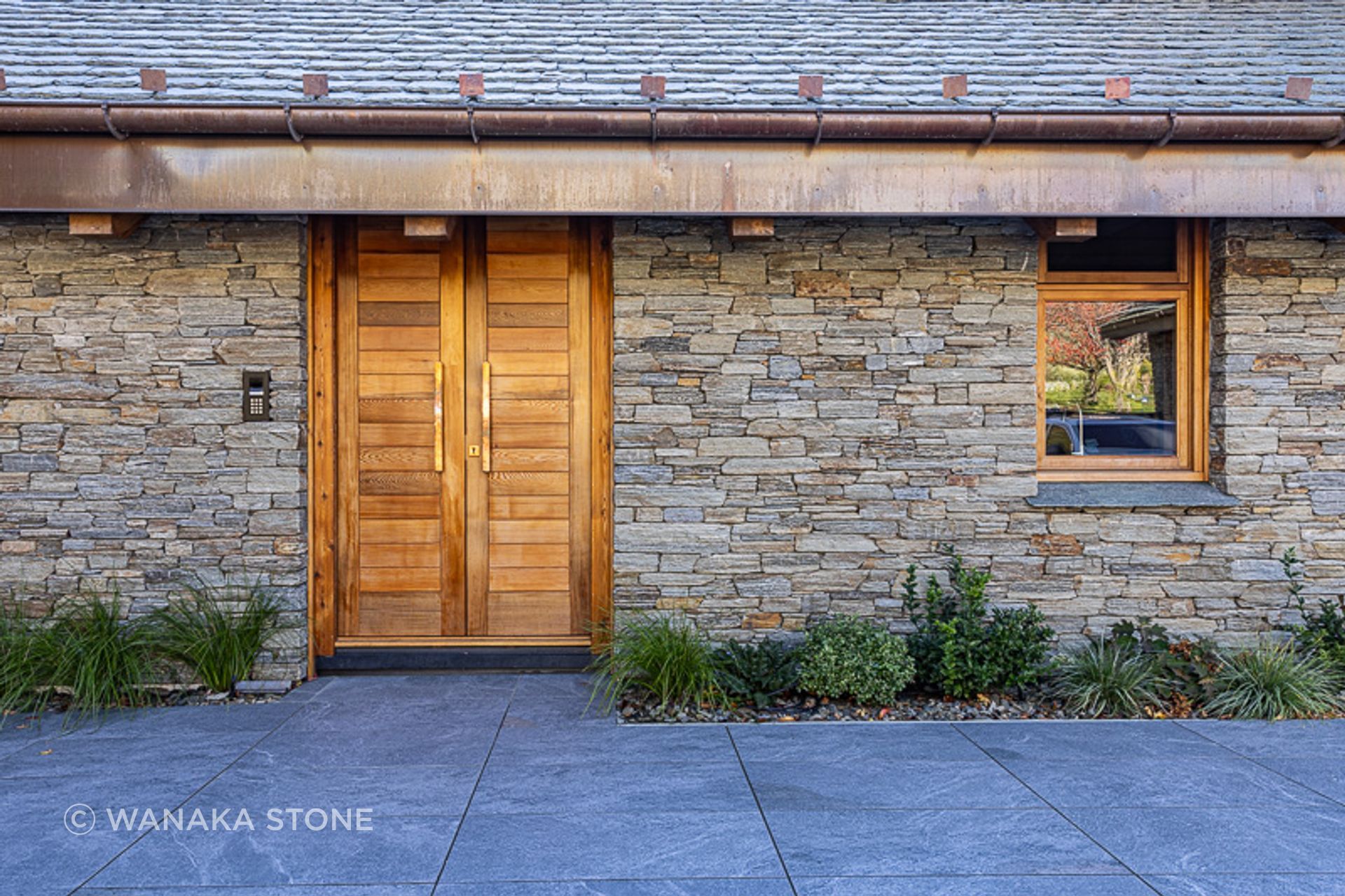This stone uses 150 mm footings, smaller footings result in a finer overall scale.