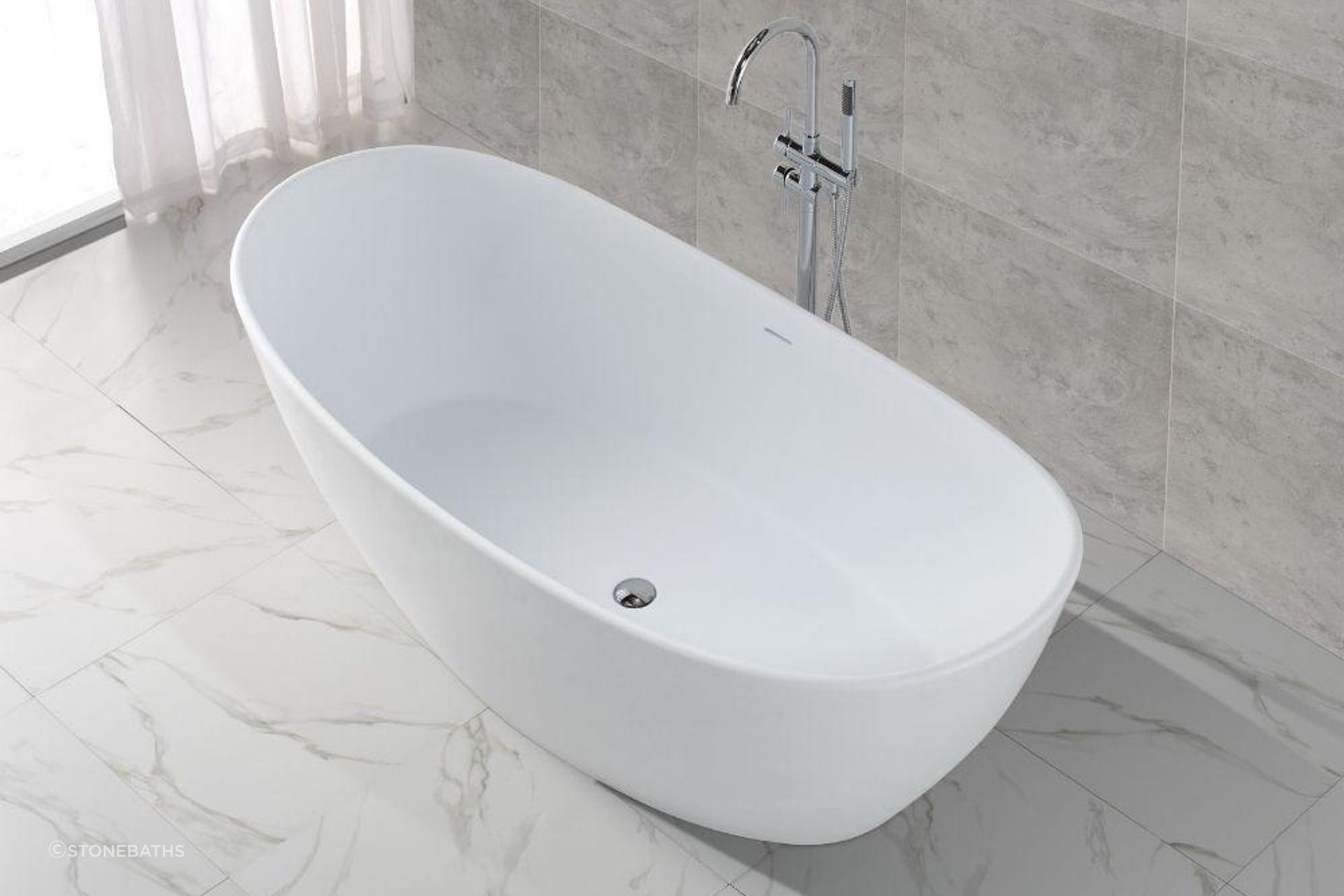 The B034 freestanding hugi bath can sit comfortably in the centre or to the side of a bathroom