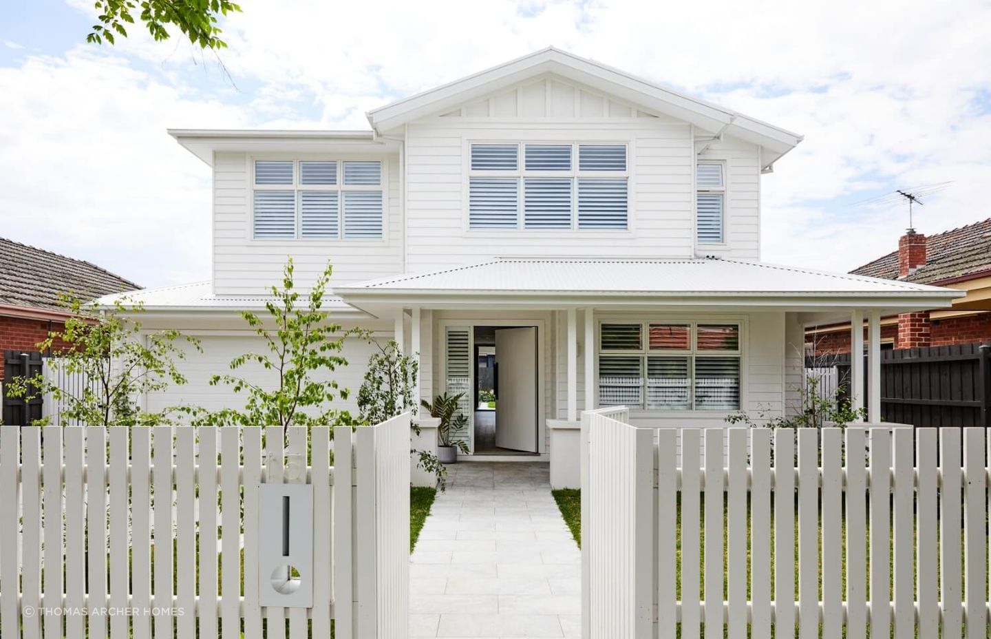 White House by Thomas Archer Homes is the embodiment of beautiful, breezy, modern Hamptons design