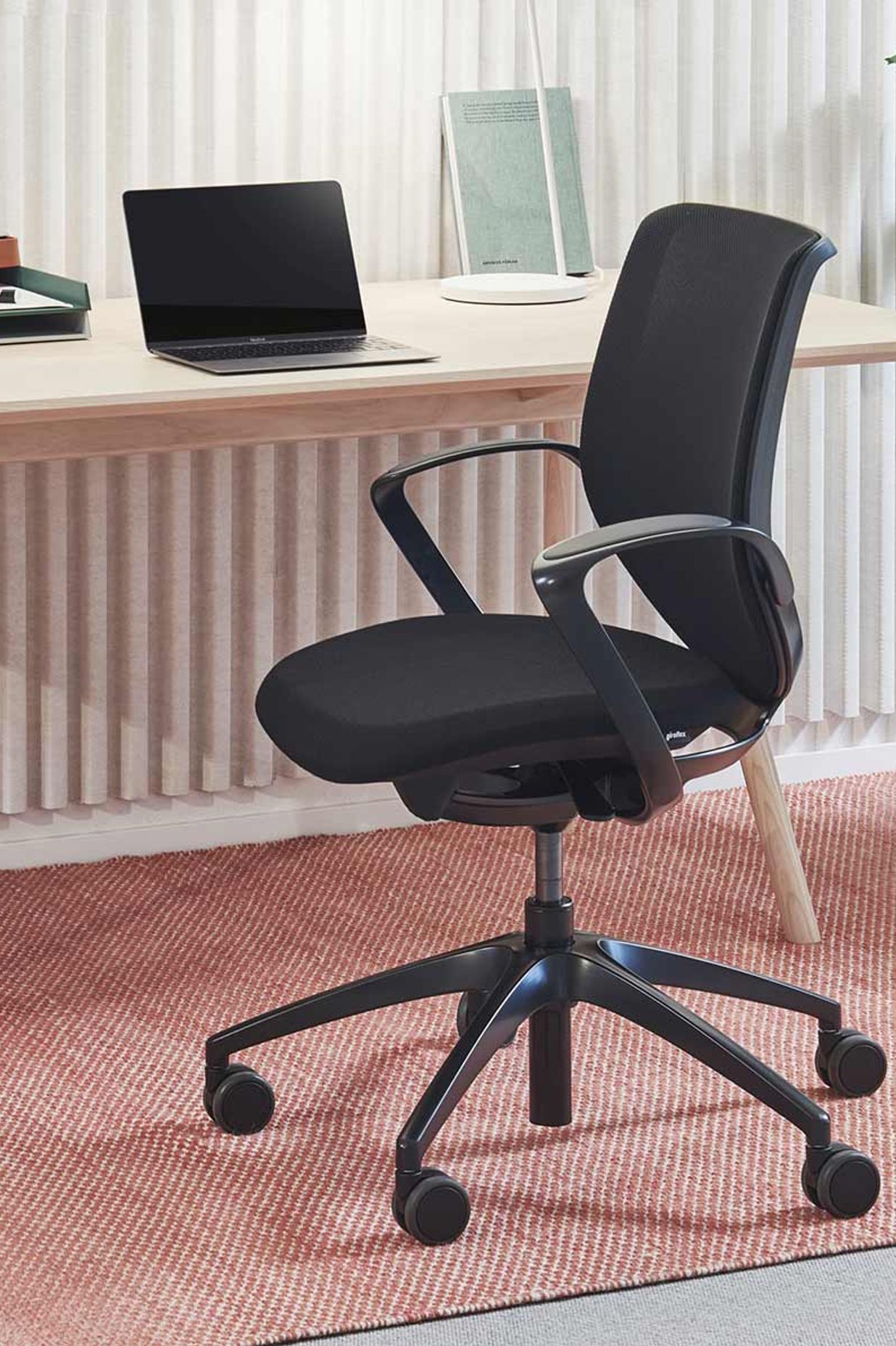 The Giroflex 313 has equally adjustable elements, with a synchronised seat mechanism