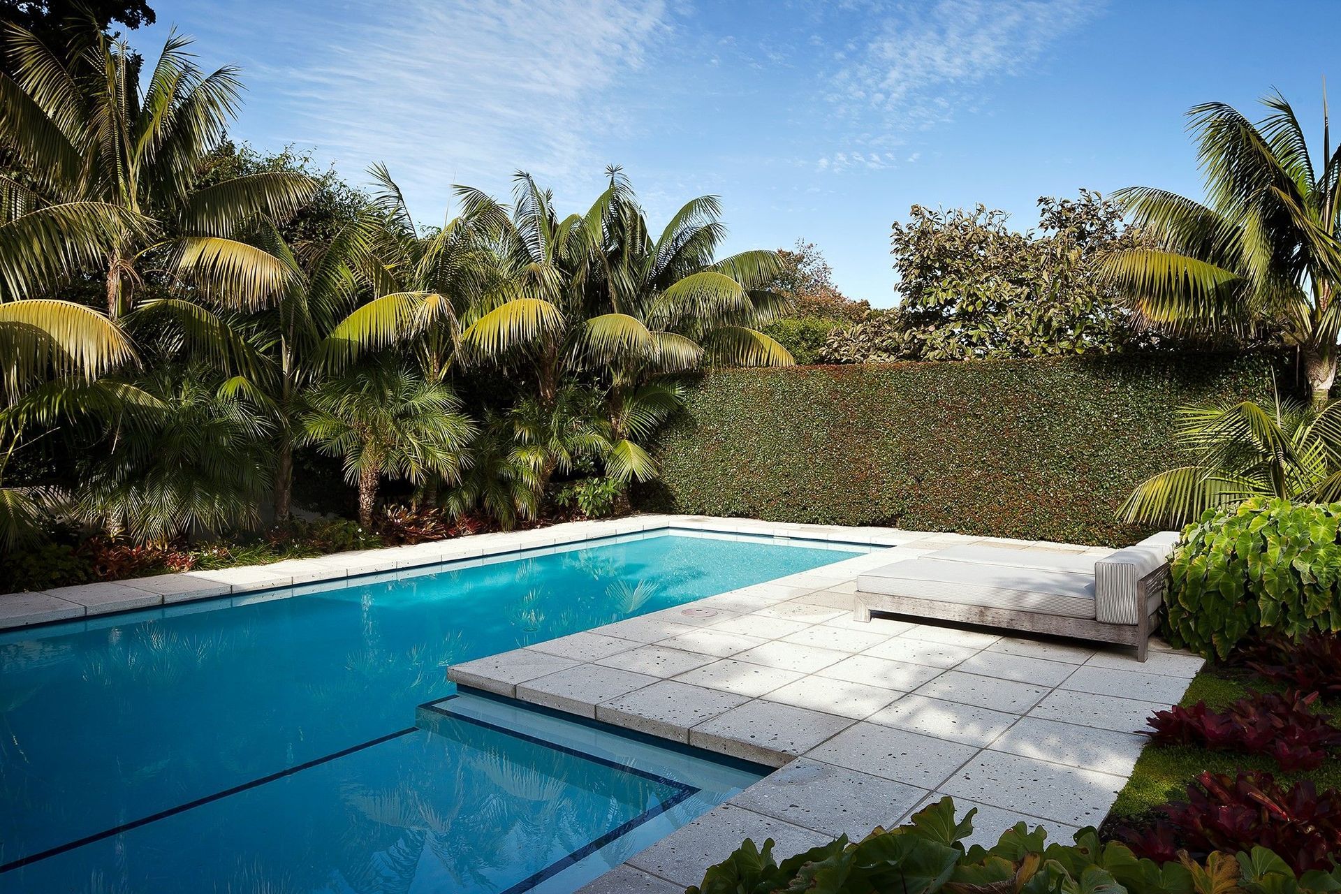 This private swimming pool in Herne Bay uses hedges as a natural form of screening for privacy and an accentuated feeling of seclusion.