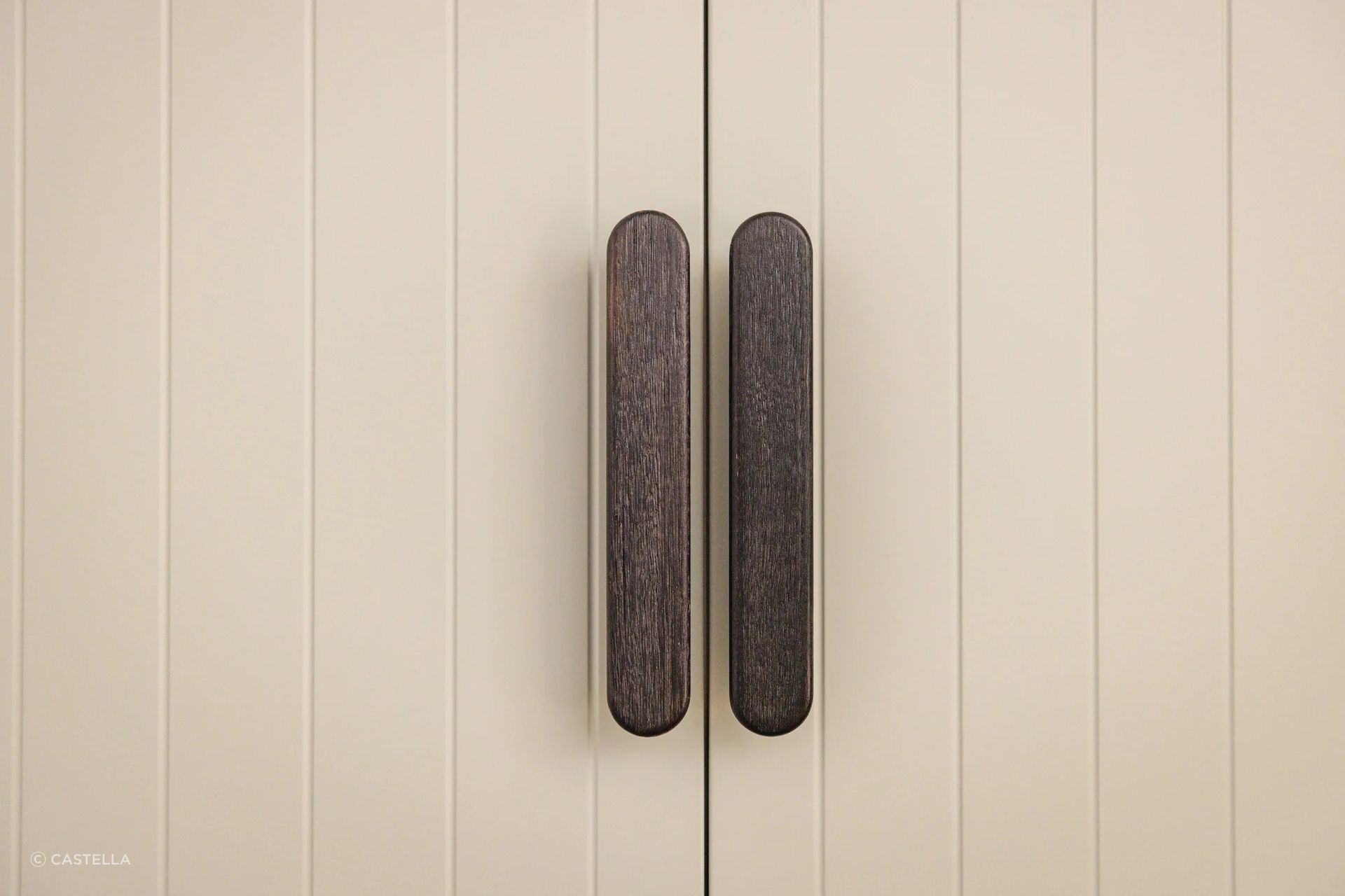 Castella Lluka Handle in Charred Oak