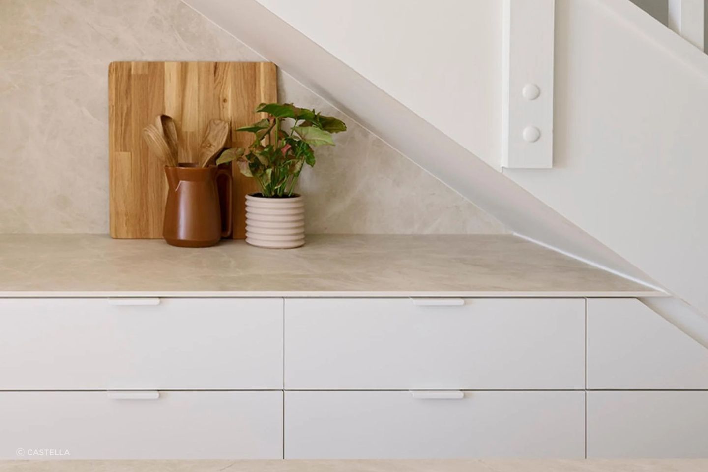Ledge Lip Pull Handle in Matt White