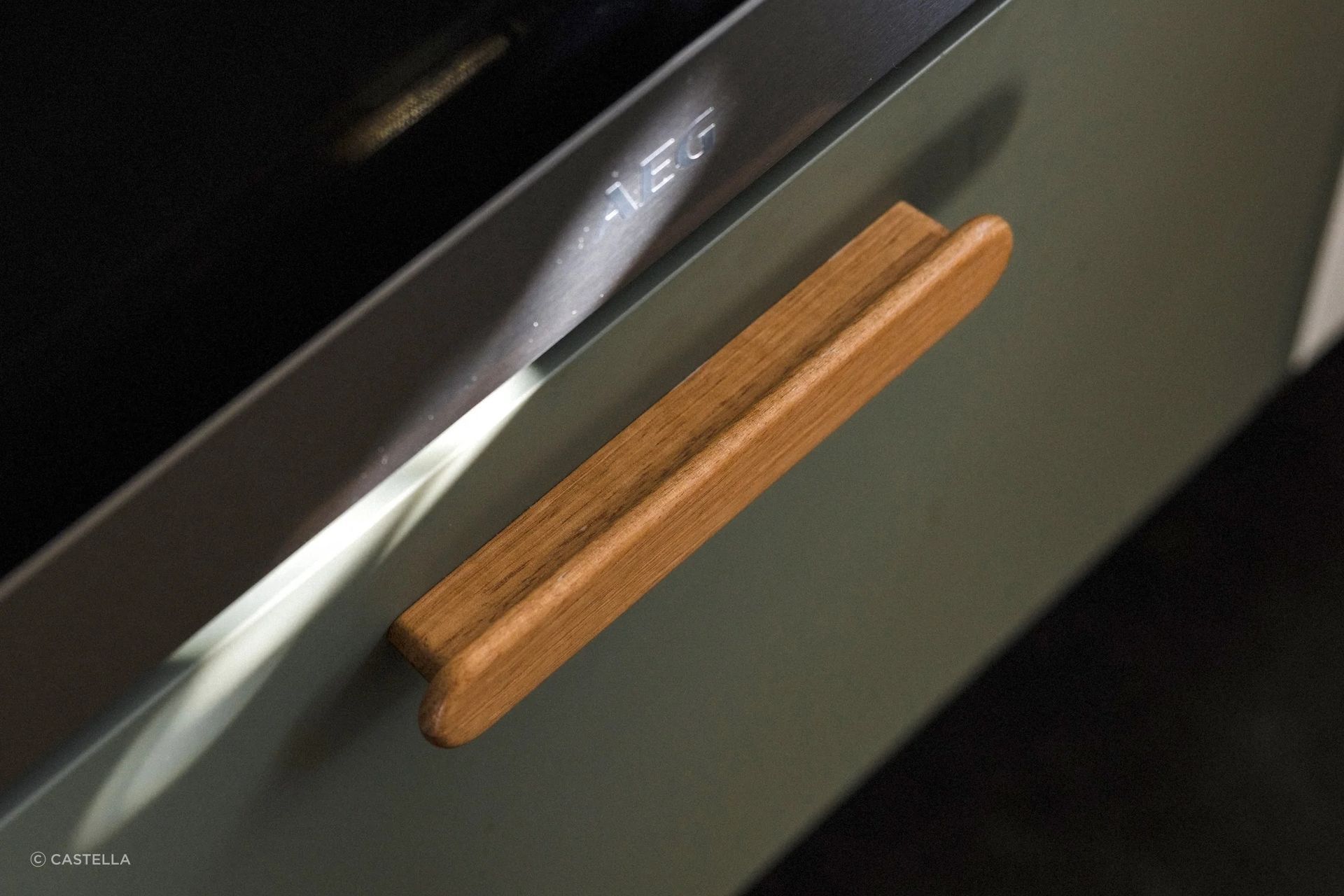 Castella Lluka Cabinet Handle in Tasmanian Oak