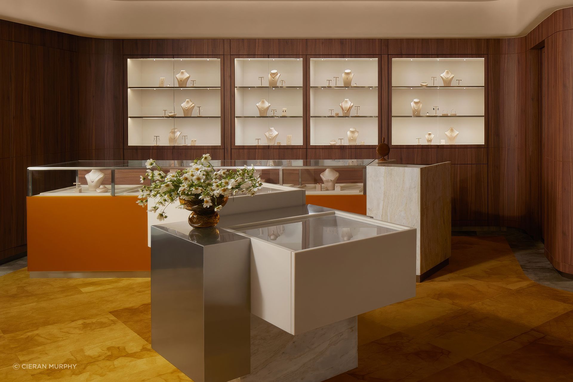 A contemporary retail space for Jan Logan Jewellery, blends heritage with modern aesthetics in Brisbane's iconic Tattersalls mall.