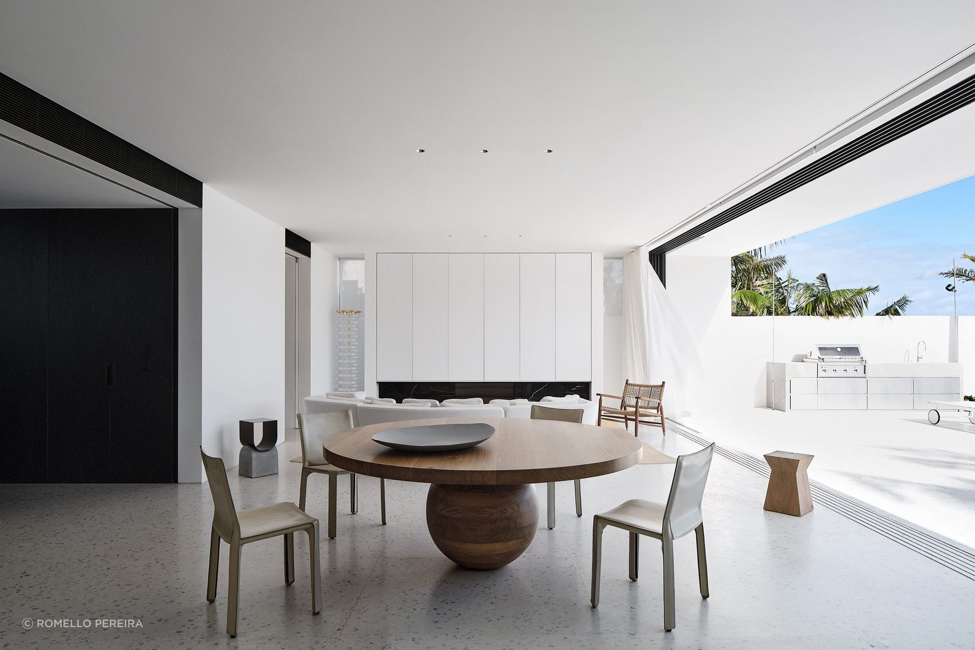Clontarf House extends across the width of its site, while a central courtyard introduces northern light and establishes a calm internal counterpoint to the expanse of water beyond.