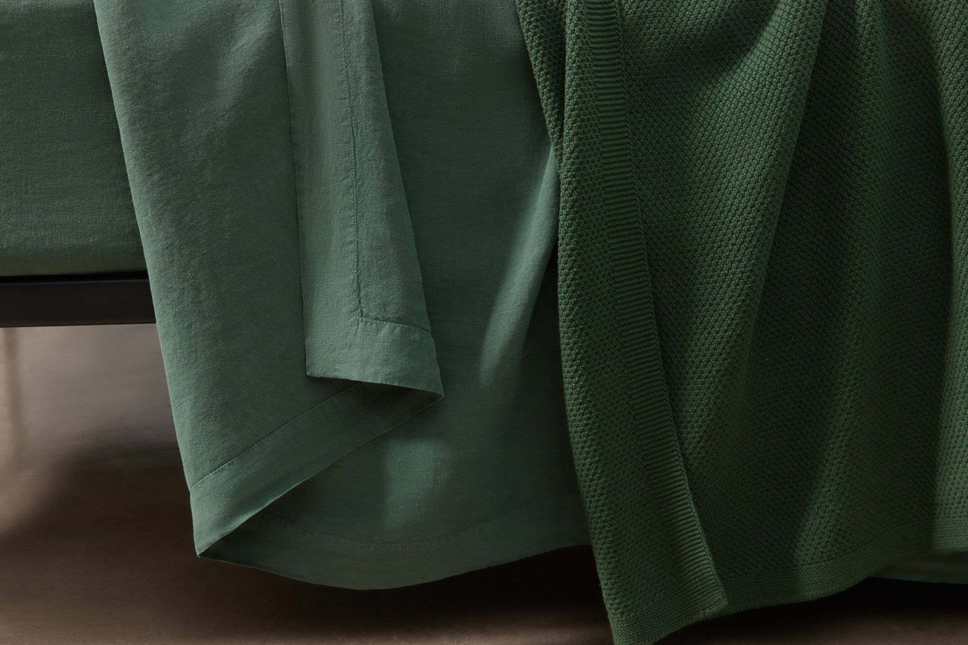 moss-stitch-cotton-blanket-in-forest-green-colour-with-linen-sheeting-landscape.jpg