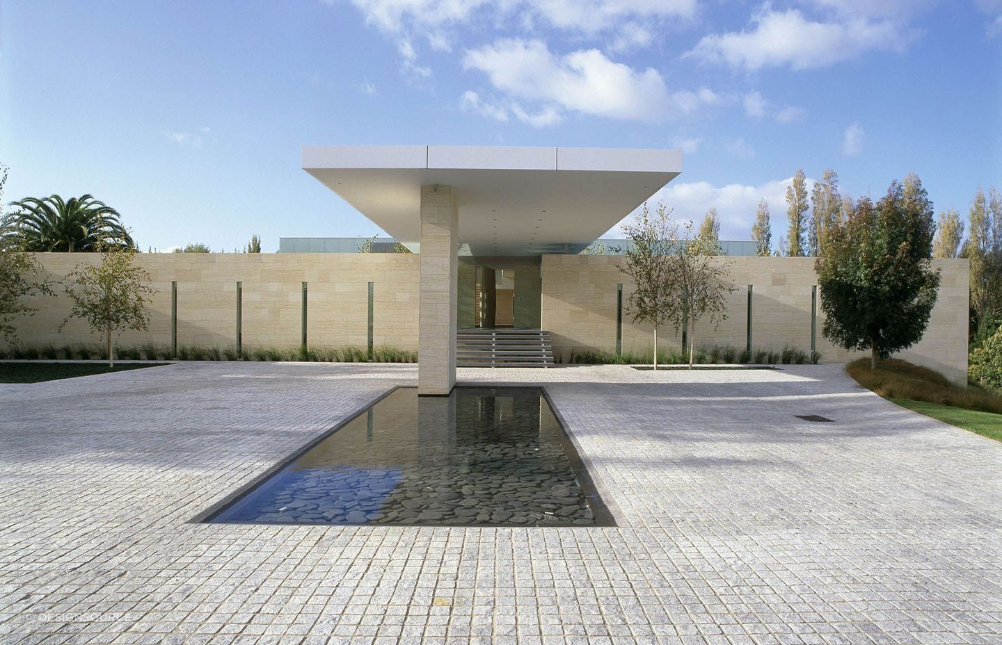The warm earthy tones of Niwala Spanish Sandstone Cladding, matched perfectly here with granite cobblestones.