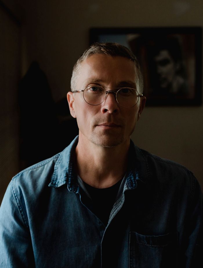 Portrait of Simon Devitt.