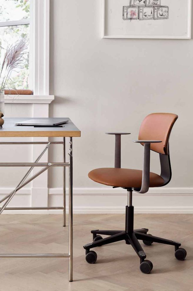 HÅG Tion is designed for disassembly, using no glues with all components replaceable with easy-to-find tools. Featured: HÅG Tion 2160 in Tumbled/Black, with textile Cognac 33004 by Elmosoft