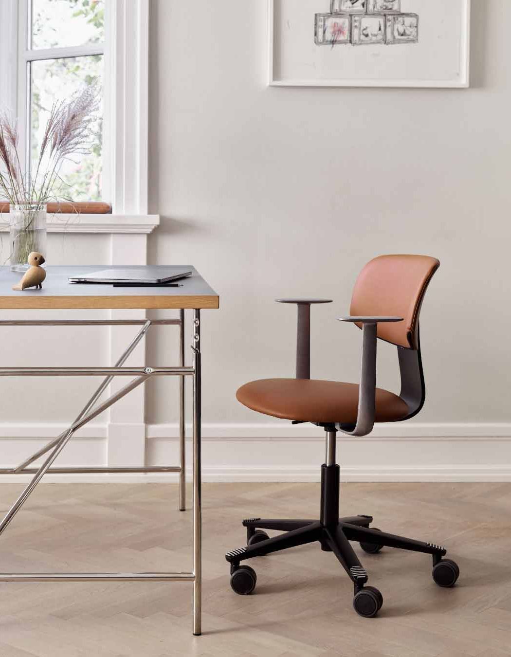 HÅG Tion is designed for disassembly, using no glues with all components replaceable with easy-to-find tools. Featured: HÅG Tion 2160 in Tumbled/Black, with textile Cognac 33004 by Elmosoft