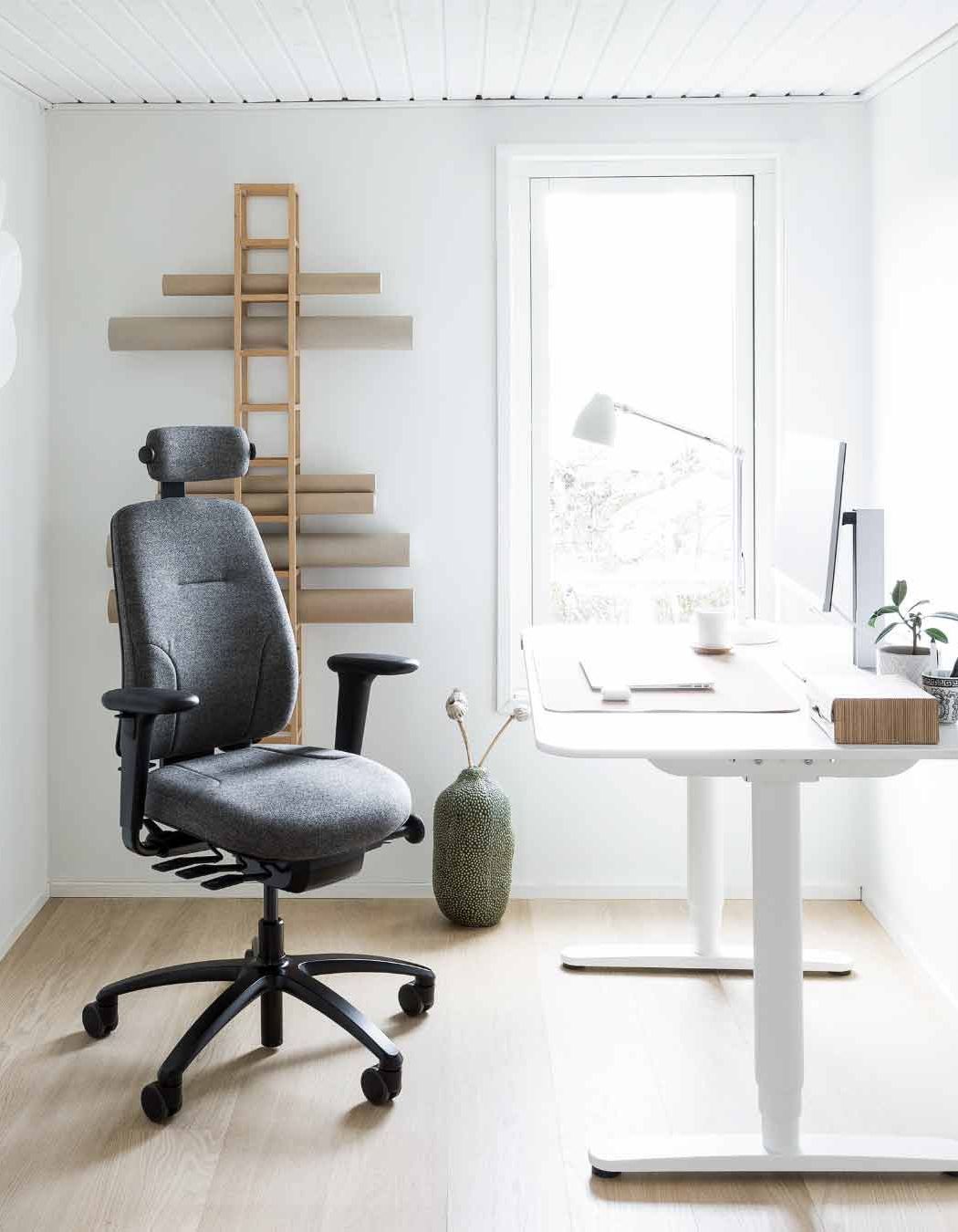 The RH Logic chair comprises 69% recycled plastic, 19% recycled steel and 94% recycled aluminium | Featured: RH Logic 200 with Melange Nap 171 by Kvadrat
