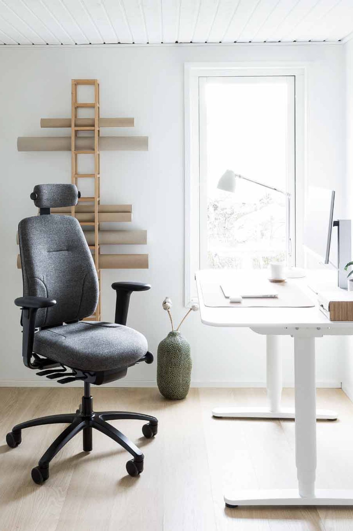 The RH Logic chair comprises 69% recycled plastic, 19% recycled steel and 94% recycled aluminium | Featured: RH Logic 200 with Melange Nap 171 by Kvadrat
