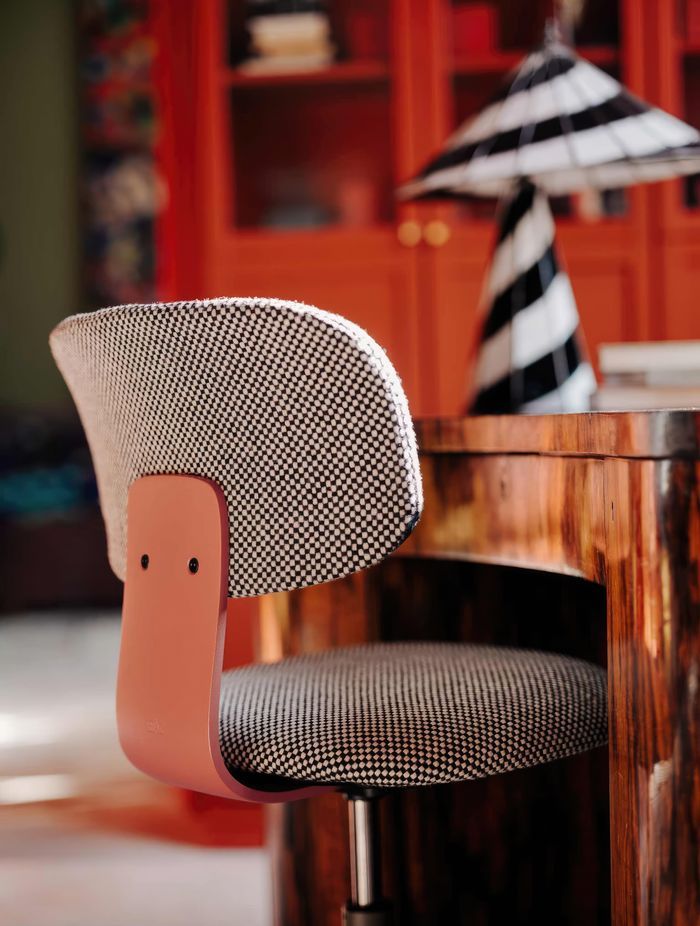 Featured: HÅG Tion 2160 in Blush/Moss, with textile Sisu 165 (black/white) by Kvadrat