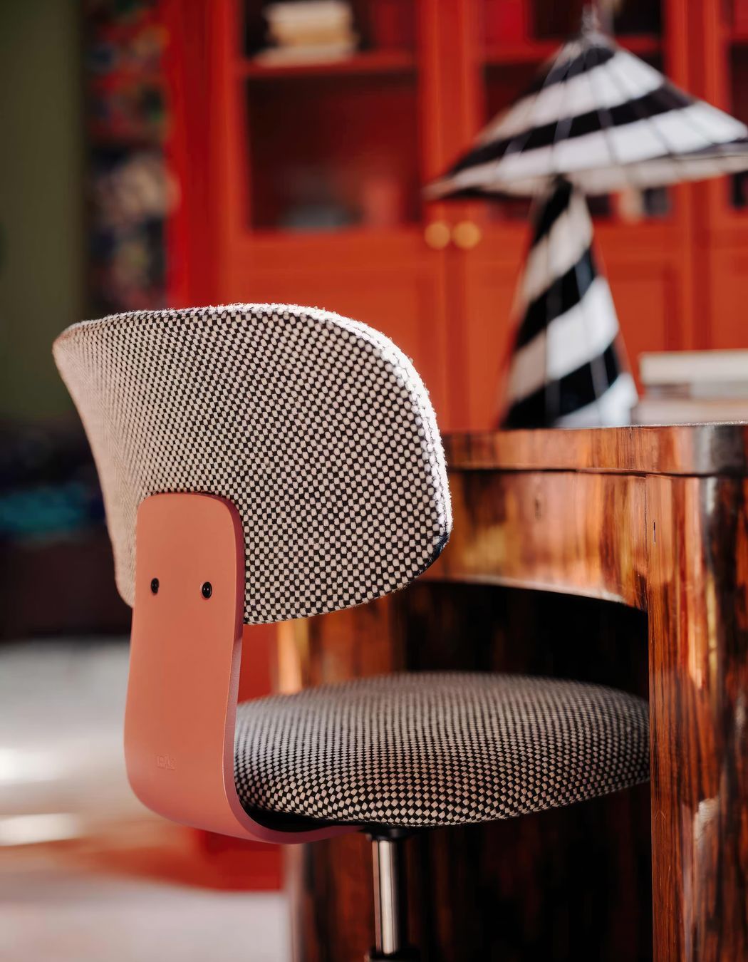 Featured: HÅG Tion 2160 in Blush/Moss, with textile Sisu 165 (black/white) by Kvadrat