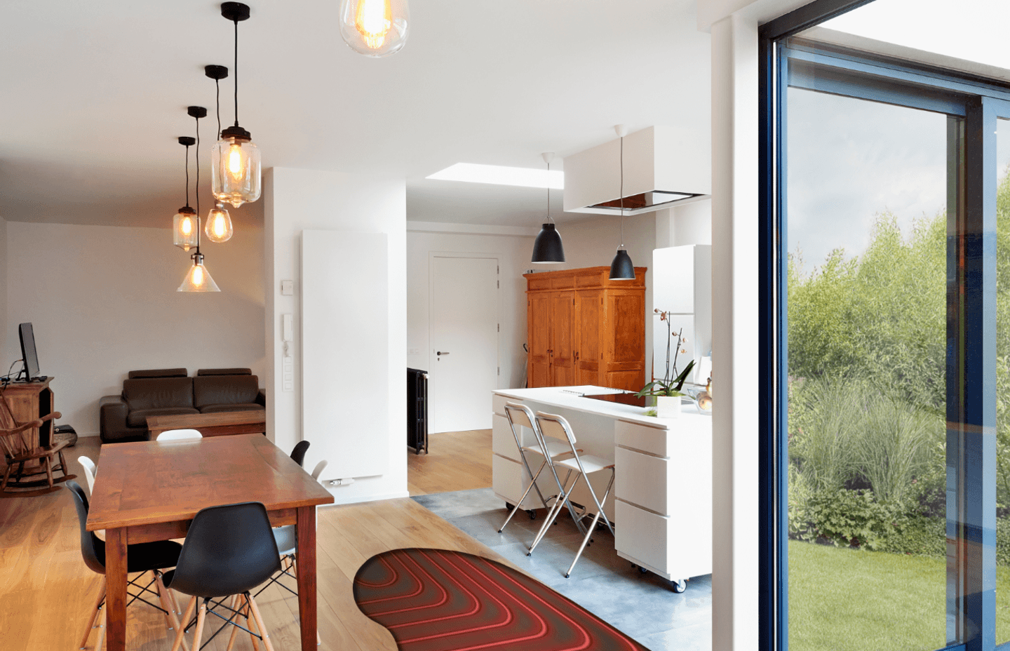 The Ecodan Hot Water Heat Pump Range can be connected to a multi-room air conditioning system to provide total-home comfort via one outdoor unit.